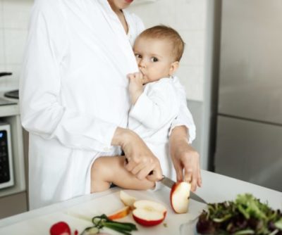 cropped-shot-of-mother-breastfeeding-her-baby-while-slicing-an-apple-min-612x400